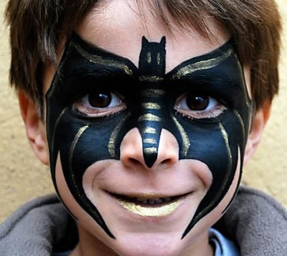 murciélago plateado y negro con maquillaje para niño