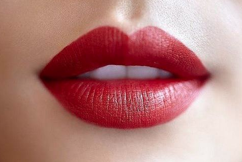 labios mate color rojo manzana