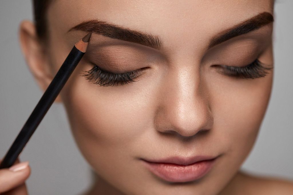 tutorial de maquillaje - aplica lápiz de cejas