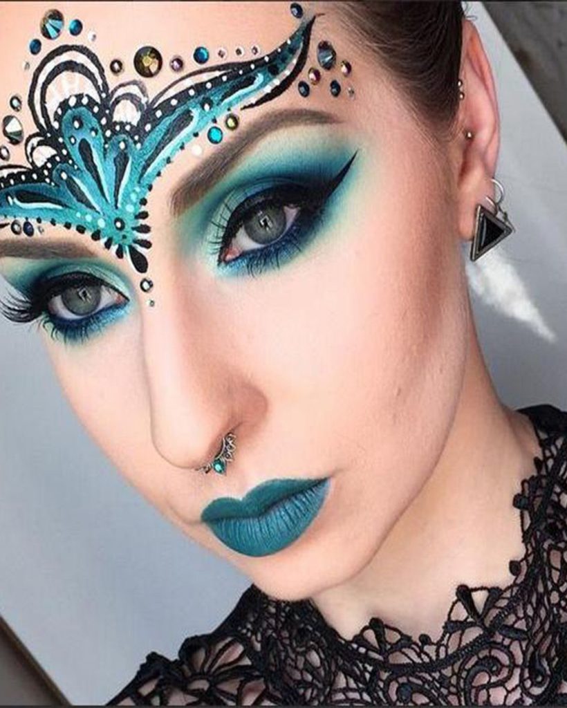 maquillaje fantasía mujer azul