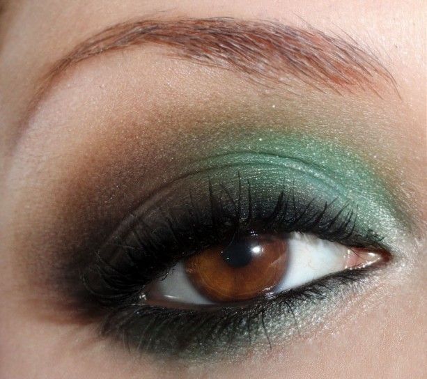 vestido verde esmeralda maquillaje